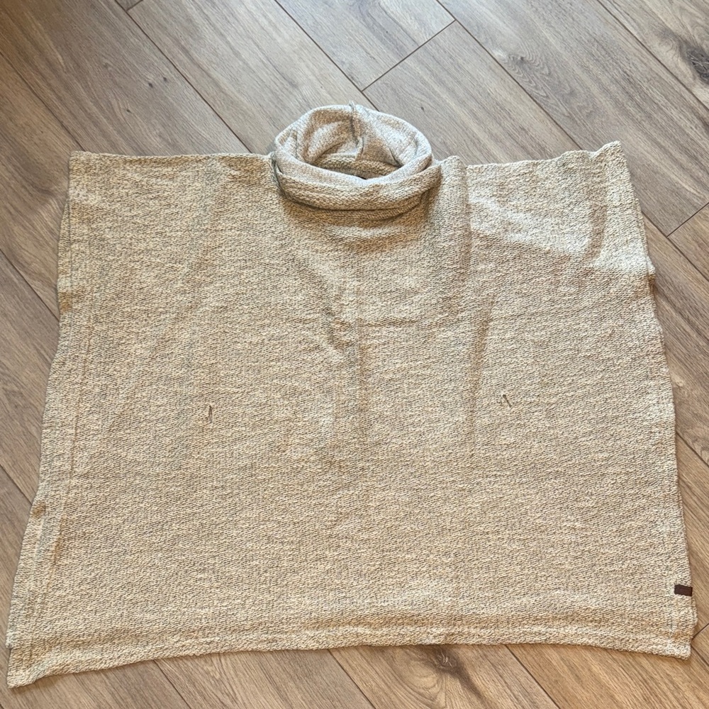 ROOTS CANADA Lightweight Knit Short Sleeve Turtle Neck Poncho